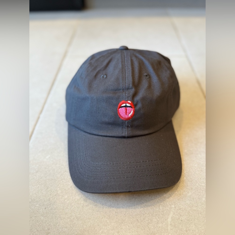 Lips/ tongue baseball cap